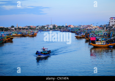 Angelboote/Fischerboote ankern in Phan Thiet, Provinz Binh Thuan, Vietnam Stockfoto