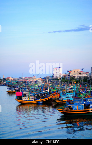 Angelboote/Fischerboote vertäut in Phan Thiet, Provinz Binh Thuan, Vietnam, Asien Stockfoto