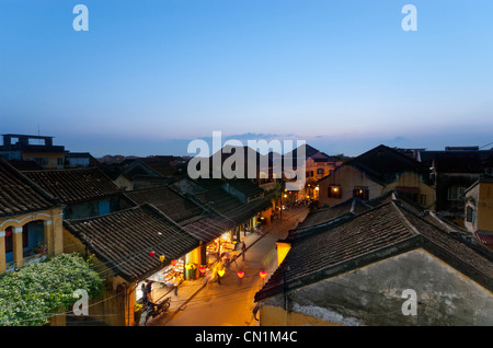 Abenddämmerung Blick über Hoi an einem historischen Dächer und Straßen, Vietnam. Stockfoto