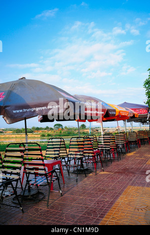 Coffee-Shops an den Ufern des Flusses Dakbla. Kon Tum, North Central Highlands, Vietnam Stockfoto