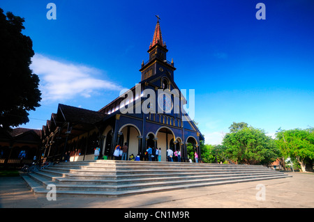 Franzosen errichtet hölzerne Kathedrale der Unbefleckten Empfängnis. Kon Tum, North Central Highlands, Vietnam Stockfoto