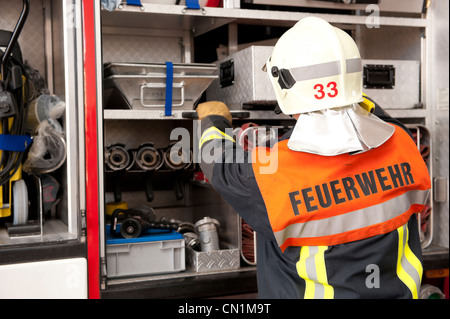 Bild von einem jungen und erfolgreichen Feuerwehrmann bei der Arbeit Stockfoto