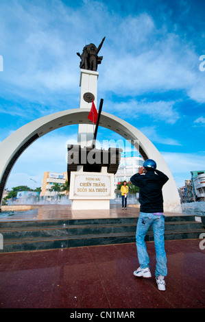 Vietnamesischen Touristen posieren für Fotos vor dem Siegesdenkmal, Buon Ma Thuot, Dak Lak, Vietnam, Asien Stockfoto