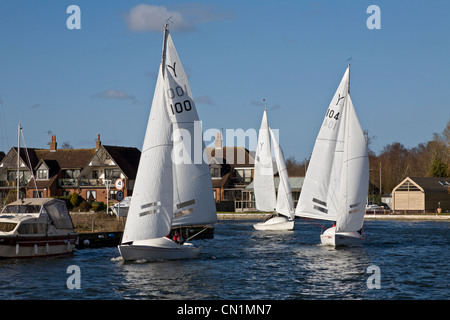 Segelboote auf dem Wasser bei Horning, Norfolk, Großbritannien. Stockfoto