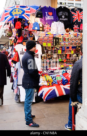 Oxford Street London West End touristischen Stall mit Flaggen Becher Aschenbecher tee t Shirt Modell schwarz roten Busse Taxis Stofftiere etc. Stockfoto