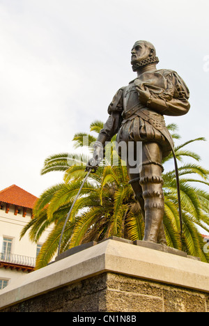 Statue von Don Pedro Menendez de Aviles vor Lightner Museum, vormals das Alcazar Hotel, St. Augustine, Florida, USA Stockfoto