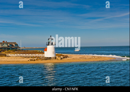 Brant Point Leuchtturm im Hafen von Nantucket Harbor, Nantucket Massachusetts, USA. Das Wahrzeichen ist der kürzeste Leuchtturm in Neu-England. Stockfoto