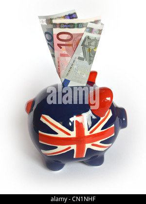 Union Jack-Flagge-Sparschwein mit Euro-Banknoten in gefüllt. Stockfoto