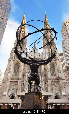 Atlas-Statue und St. Patricks Kathedrale Stockfoto