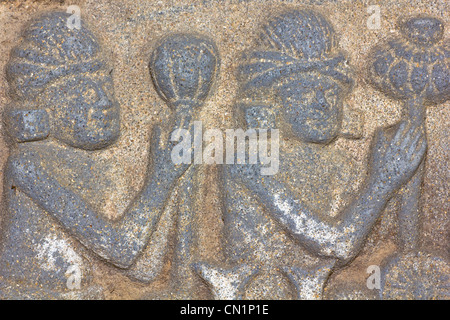 Einheimische Kunst geschnitzt an der Wand im Tempel. Stockfoto