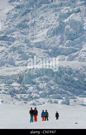 Eine Gruppe von Skifahrern auf dem Mer de Glace-Gletscher in der Vallée Blanche, Chamonix, Frankreich. Stockfoto