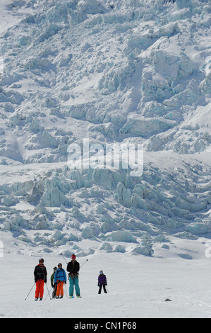 Eine Gruppe von Skifahrern auf dem Mer de Glace-Gletscher in der Vallée Blanche, Chamonix, Frankreich. Stockfoto