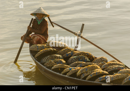 Vietnamesin in konische Hut Zeilen Boot Angeln Körbe voller Stockfoto