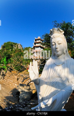 Weiße steinerne Statue des Bodhisattva (Ba Am Quan), Marble Mountain (Ngu Hanh Son), Vietnam Stockfoto