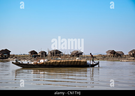 Transport von Reis, Kaladan Fluss von Sittwe, Mrauk U, Rakhine State, Birma (Myanmar) Stockfoto