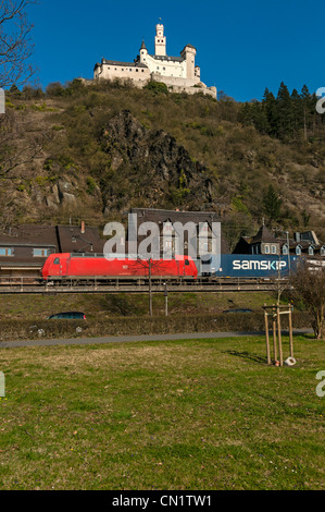 Güterzug vorbei Braubach unterhalb der Marksburg in UNESCO aufgeführt "Oberes Mittelrheintal", Deutschland. Stockfoto