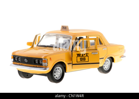 Fiat 125p taxi auf weißem Hintergrund. Stockfoto