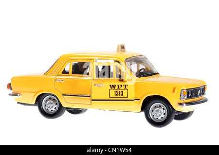 Fiat 125p taxi auf weißem Hintergrund. Stockfoto