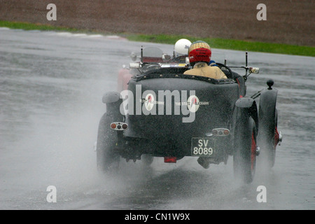 1929 Stutz Blackhawk macht es umgekehrt einen Regen durchnässt Track in einem Vintage Klassiker-Rennen in Silverstone, Northamptonshire, UK. Stockfoto