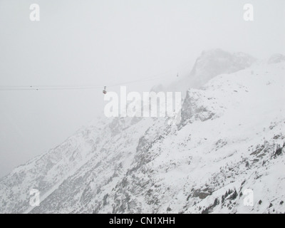 Seilbahn über den französischen Alpen, Chamonix, Frankreich Stockfoto