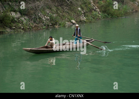 Dorfbewohner mit einem Erbse-Boot auf dem Shennong Bach, einem Nebenfluss des Jangtse-Flusses im ländlichen China Stockfoto