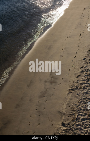 Fußspuren im Sand, hohe Winkel anzeigen Stockfoto