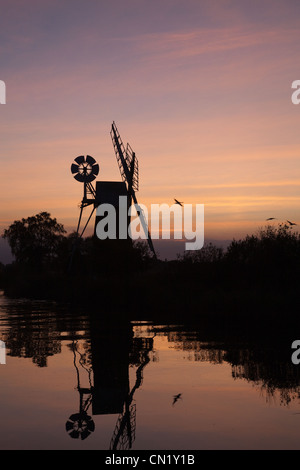 Turf Moor Windmühle, wie Hügel bei Sonnenuntergang. Stockfoto