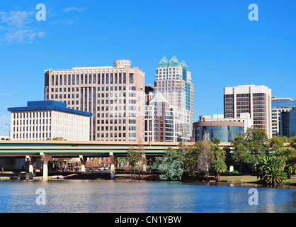 Orlando-Vierwaldstättersee Panorama am Morgen mit Bürogebäude und Brücke Stockfoto