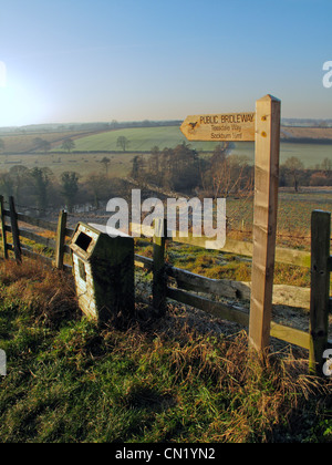 Wanderweg-Zeichen auf Teesdale Weise mit Girsby Brücke im Hintergrund Stockfoto