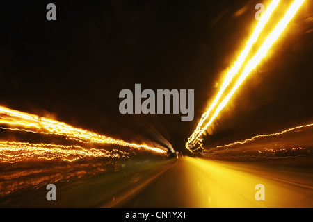 Rückleuchten auf Straße bei Nacht Stockfoto