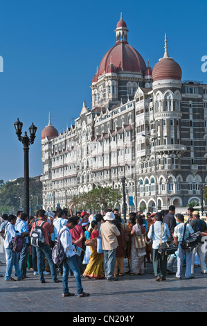 Indische Touristen Taj Mahal Palace Hotel Colaba Mumbai Bombay Indien Stockfoto