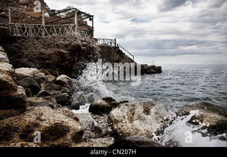 Wellen gegen Felsen, Mallorca, Spanien Stockfoto