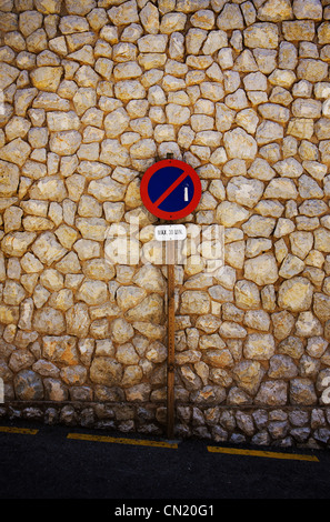 Straße Zeichen und Stein Mauer, Mallorca, Spanien Stockfoto