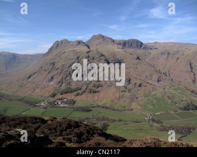 Langdale Pikes aus Seite Zander mit größeren Langdale Tal Stockfoto