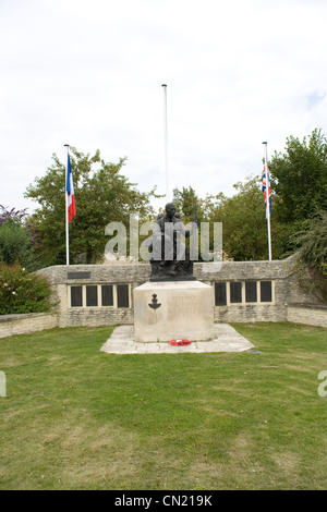 Denkmal für die grüne Howards in Crepon Erinnerung an die Kämpfe am D-Day in der Normandie Stockfoto