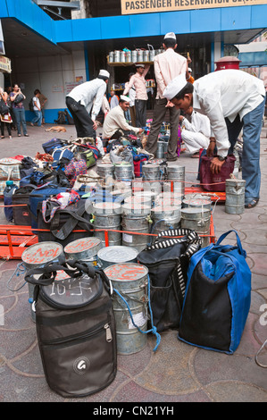 Dabbawalas am Arbeitsplatz Churchgate Station Mumbai Bombay Indien Stockfoto