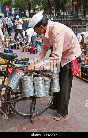 Dabbawalas am Arbeitsplatz Churchgate Station Mumbai Bombay Indien Stockfoto