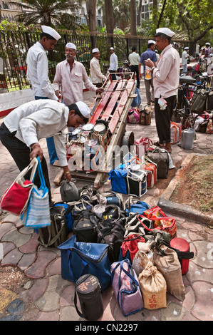 Dabbawalas am Arbeitsplatz Churchgate Station Mumbai Bombay Indien Stockfoto