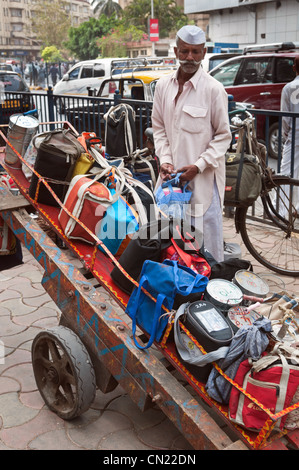 Lunchbüchsen am Arbeitsplatz Churchgate Station Mumbai Bombay Indien Stockfoto