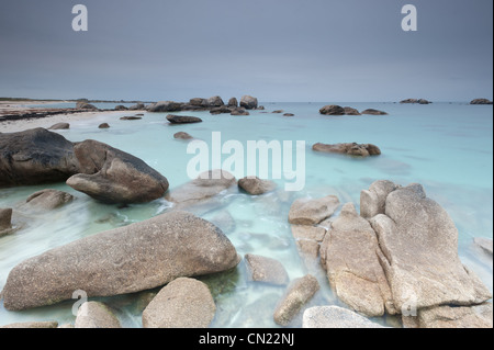 Frankreich, Finistere, Brignogan-Plages, türkisfarbenem Wasser am großen Strand der Cote des Legendes im Herzen des Pays Pagan Stockfoto