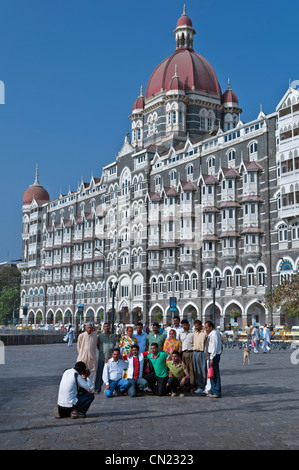 Indische Touristen mit Foto in der Nähe von Taj Mahal Palace Hotel Colaba Mumbai Bombay Indien Stockfoto