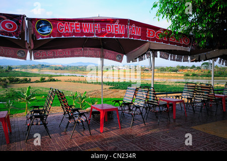 Coffee-Shops an den Ufern des Flusses Dakbla. Kon Tum, North Central Highlands, Vietnam Stockfoto