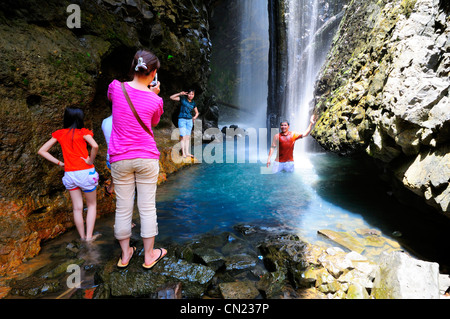 Touristen genießen Besuch Dray Sap Wasserfall, Buon Ma Thuot, Vietnam Stockfoto