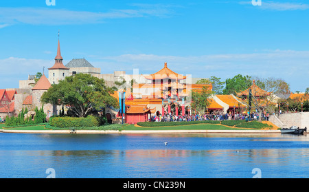 Disney Epcot Parkblick über See mit ausländischen Architektur Stockfoto