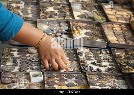 Thailand, Bangkok Amulett Markt. lokalen religiösen Amulette, Glücksbringer, Talismane & traditionelle Medizin Markt. Stockfoto