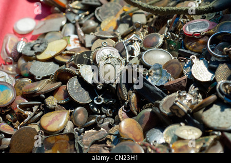 Thailand, Bangkok Amulett Markt. lokalen religiösen Amulette, Glücksbringer, Talismane & traditionelle Medizin Markt. Stockfoto