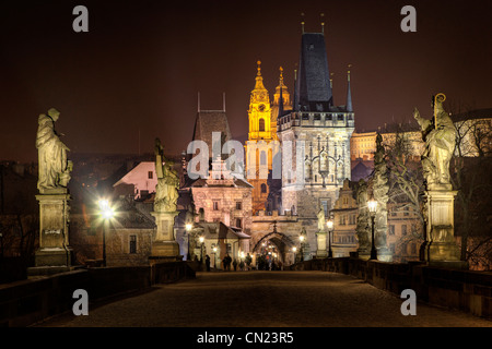 Auf der Suche nach unten Karlsbrücke in Prag Stockfoto