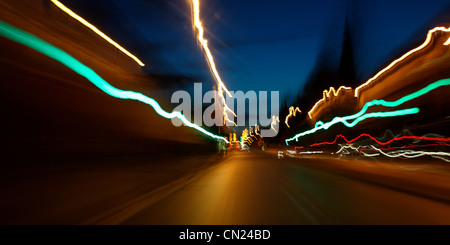 Rückleuchten in der Nacht in der Stadt Stockfoto