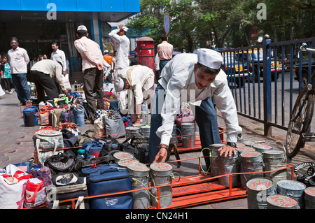 Dabbawalas am Arbeitsplatz Churchgate Station Mumbai Bombay Indien Stockfoto