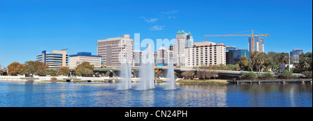 Orlando-Vierwaldstättersee Panorama am Morgen mit Bürogebäuden, Brücke und Brunnen Stockfoto